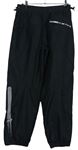 Pánske čierne vzorované šušťákové funkčné nohavice zn. Nike vel. 31/33