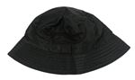 Černý šusťákový klobouk s kapsičkou 
