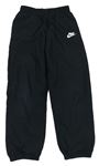 Černé šusťákové sportovní kalhoty s logem Nike